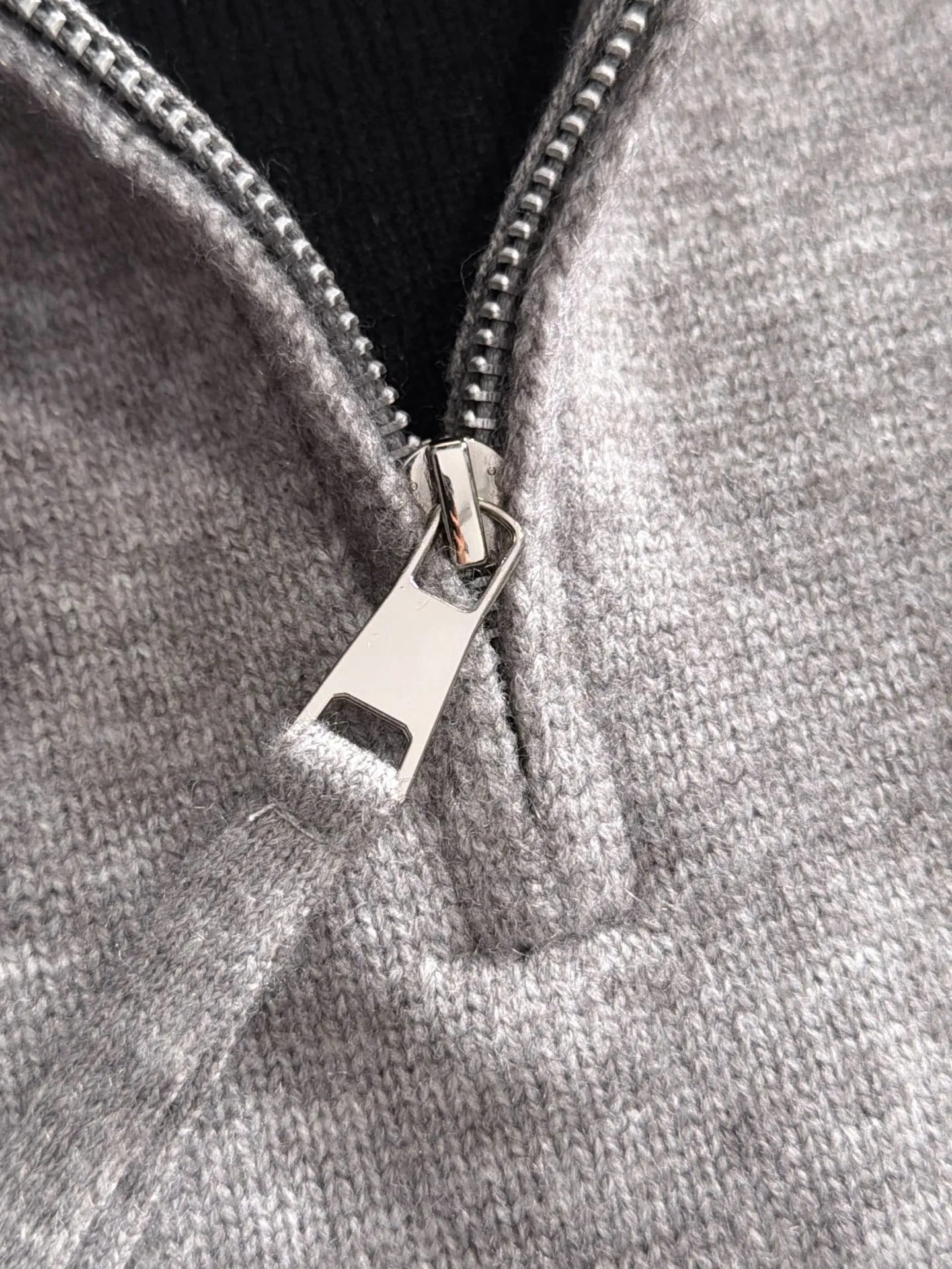 LP Loro Piana's latest sweaters from the official website for fall and winter 2026 are now on sale at the counter for Hot Sale! Specially made of wool blended fabric. It feels comfortable and can be directly in contact with the skin. The logo badge is exquisitely embroidered, which is extremely eye-catching! The details highlight the fashionable charm of big brands. Exquisite workmanship. Three-dimensional cutting style. The wearing effect is invincible and handsome! All three standards are complete! Sizes:M-3XL